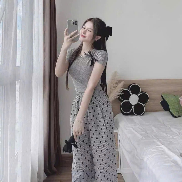 Alternative view of [ Rẻ Vô Địch ] Set Bộ Áo Phông Croptop Cài Nơ Vai + Mix Quần Dài Ống Xuông Chấm Bi Xám