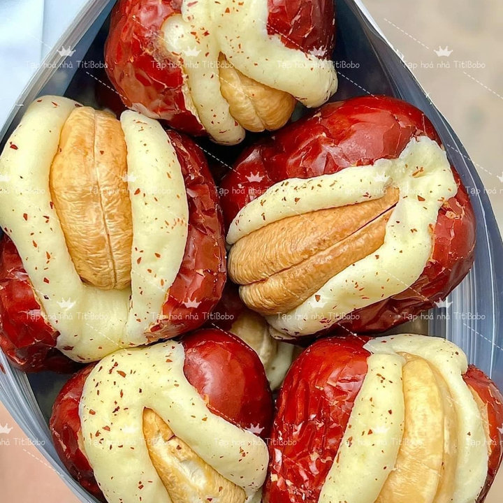 Alternative view of Táo Đỏ Kẹp Sữa Nhân Hạt Điều