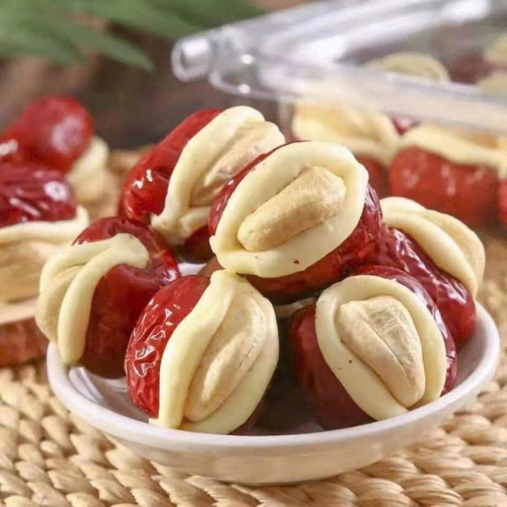 Táo Đỏ Kẹp Sữa Nhân Hạt Điều