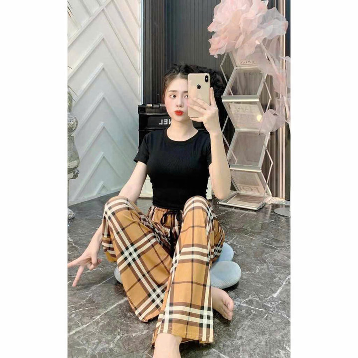 Alternative view of Set Bộ Quần Kẻ Caro Vàng + Kèm Áo Croptop Trơn Tăm Cọc Tay Dáng Ngắn