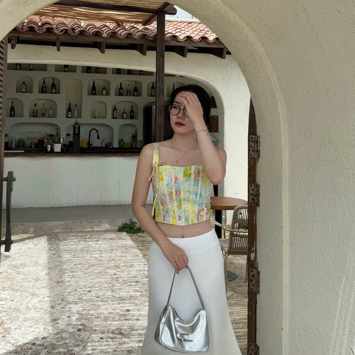 Alternative view of [shoppumi] Áo Crop 2s Bản To Roan Họa Tiết Hoa Vàng Sm Pumi