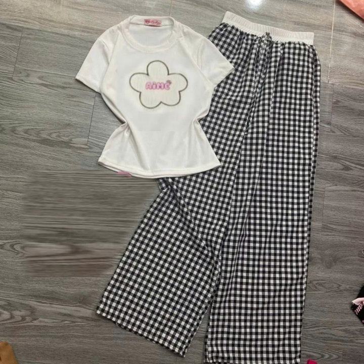 Alternative view of Sét Quần Kẻ Caro Mini Cạp Cao + Mix Áo Thun Croptop Tăm Thêu Bông Hoa