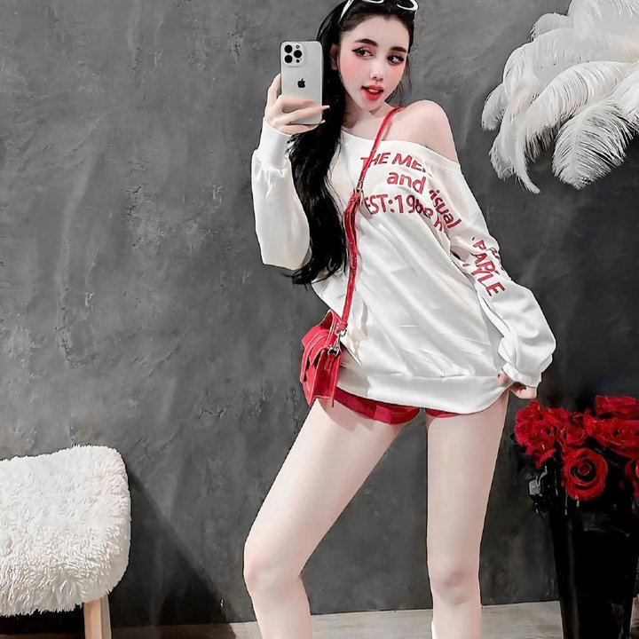 Alternative view of Set Áo Lệch Vai Form Rộng In Chữ Kèm Quần Sort - Lê Phương Boutique