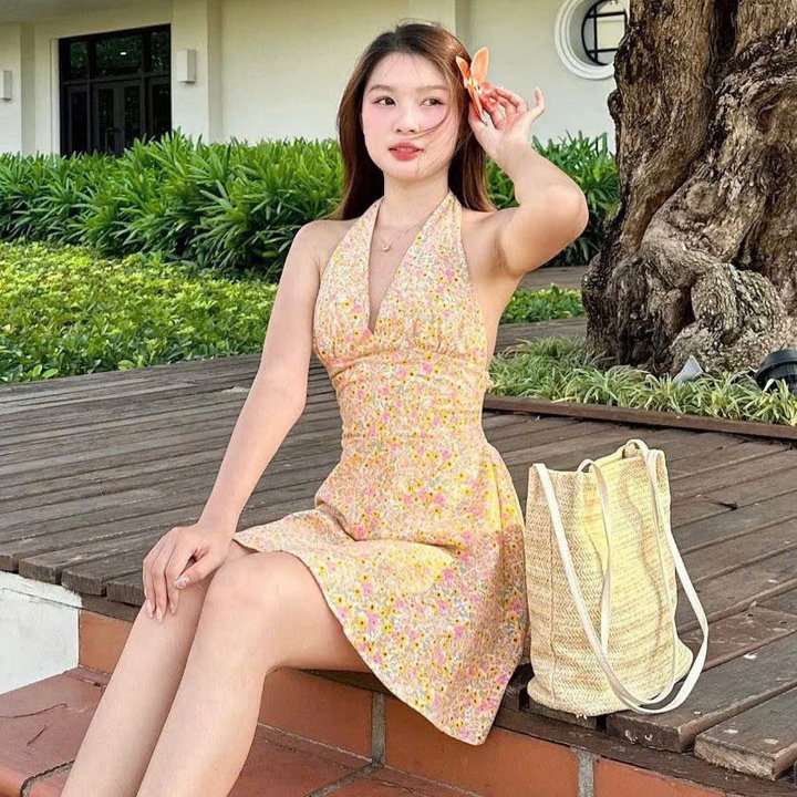 Alternative view of [shoppumi] Đầm Yếm Arthu Nền Hoa Chất Linen Thô 2 Màu Sm Pumi 16849