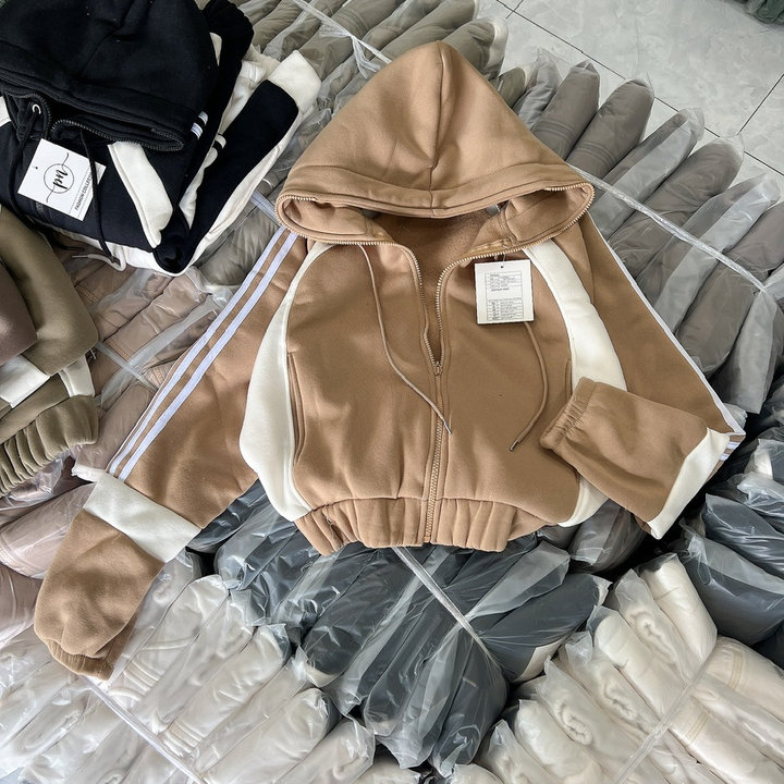 Alternative view of Áo Khoác Nỉ Croptop Dáng Lửng Phối Tay 2 Sọc - Htm Fashion