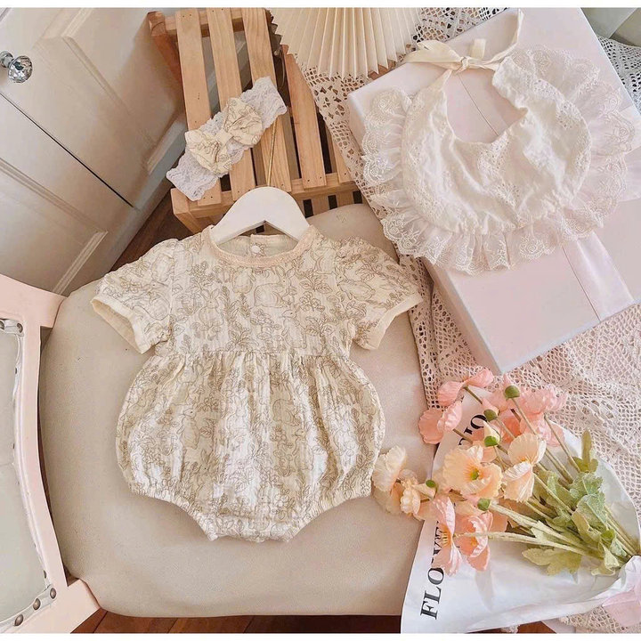 Alternative view of Set Đồ Liền Thân Body Yếm Ren Cổ Rời Băng Đô Kem Bé Gái Sơ Sinh 1 2 Tuổi