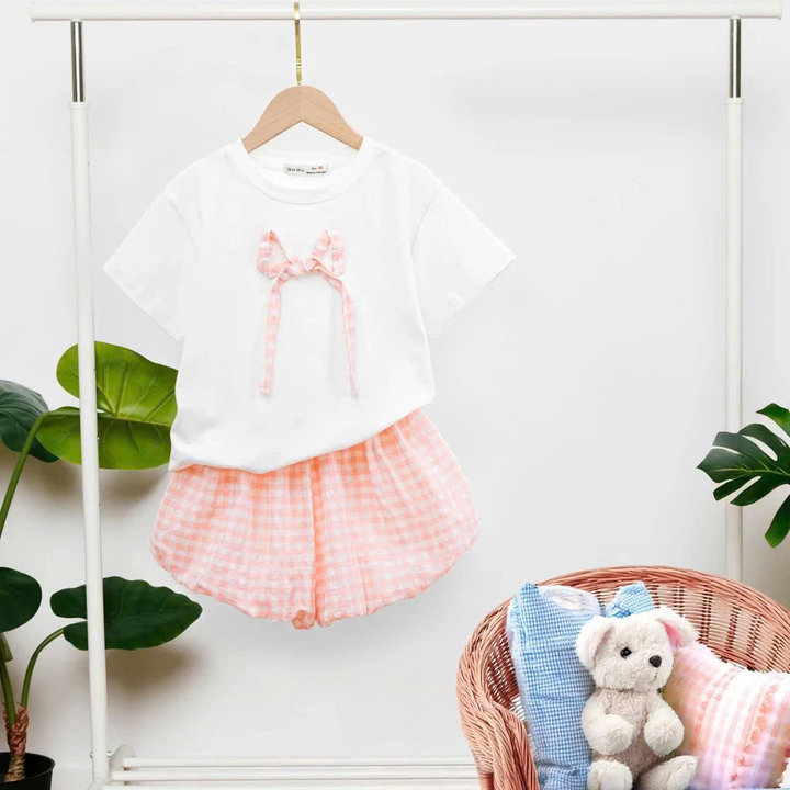 Alternative view of Set Bộ Bé Gái Áo Thun Form Rộng Ngắn Tay Đính Nơ Kèm Quần Sọt Bí Caro Hottrend Từ 12-45kg Dành Cho Bé Gái