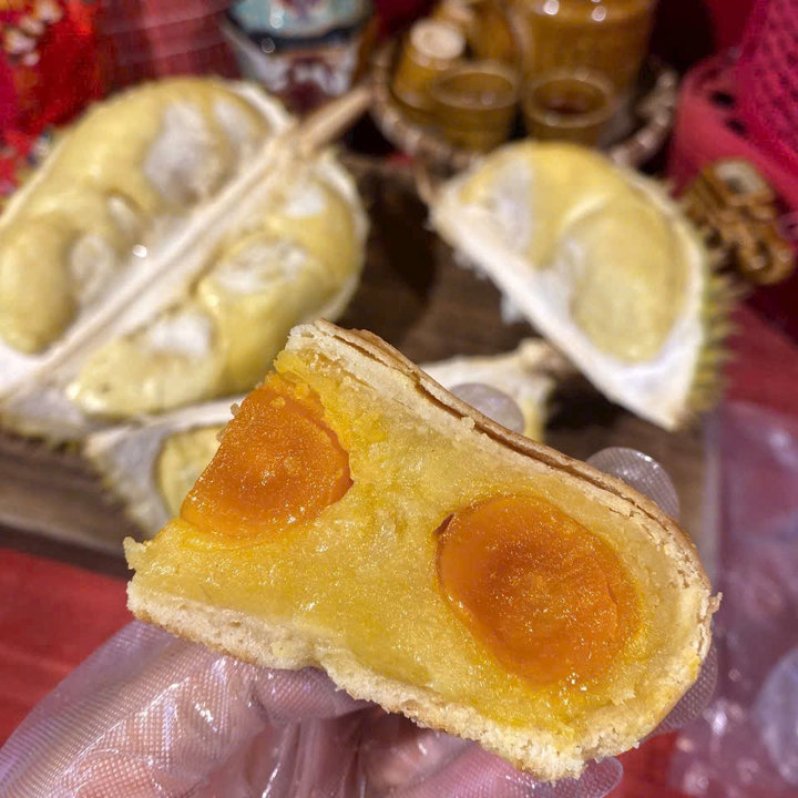 Alternative view of Bánh Pía Sẩu Riêng Tươi 8 Trứng Siêu Ngon Khổng Lồ 600g - Winnie House