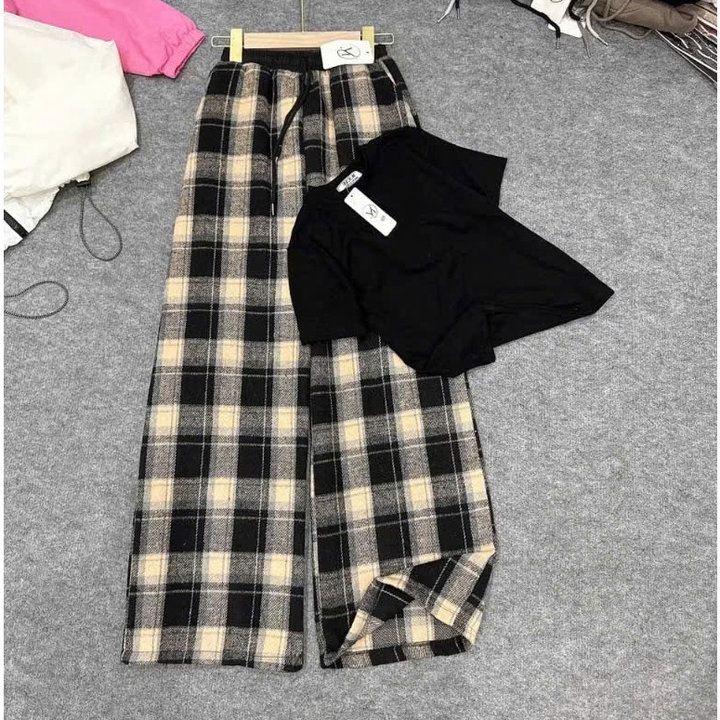 Alternative view of Set Bộ Nữ Gồm Áo Thun Trơn Cotton Phối Quần Caro Dạ Ống Suông Tp60