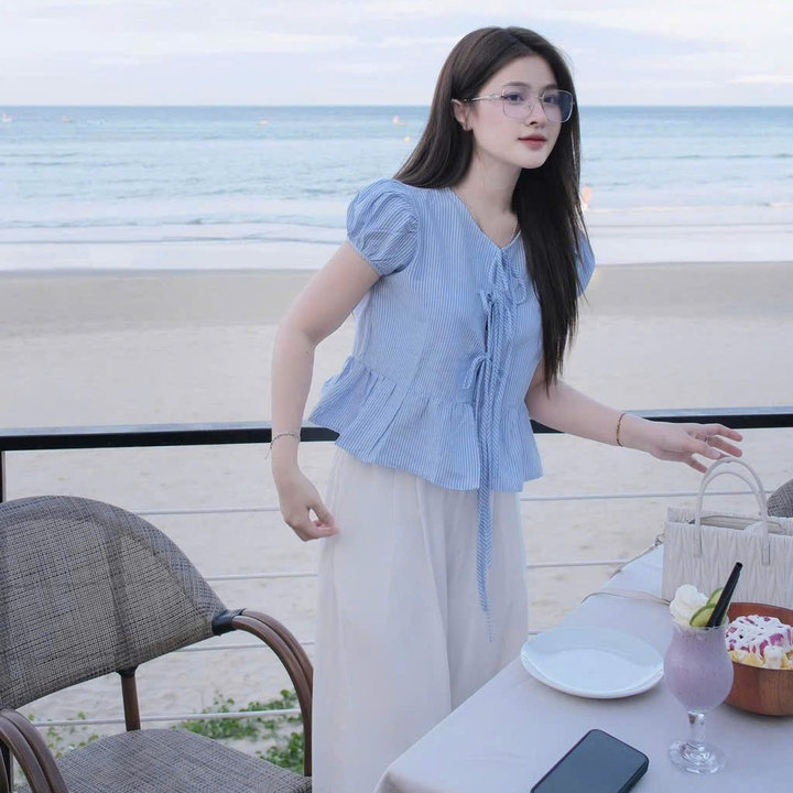 Alternative view of Set Áo Sọc Xanh Cột Thắt Nơ + Quần Suông Trắng Tuyết Mưa Thời Trang Nữ
