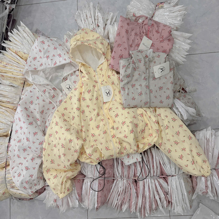 Áo Khoác Dù Gió Nhăn Nữ Crotop Có Nón Họa Tiết Hoa Nhí - Htm Fashion