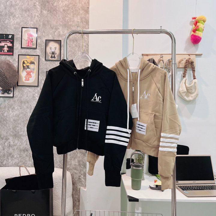 Alternative view of Áo Khoác Nỉ Croptop Dáng Lửng Thêu Ac Có Nón Chống Nắng - Htm Fashion