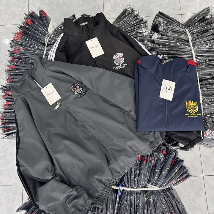 Áo Khoác Dù Gió Nam Nữ Cổ Trụ Không Nón Phối 2 Sọc Tay Thêu 126dna - Htm Fashion