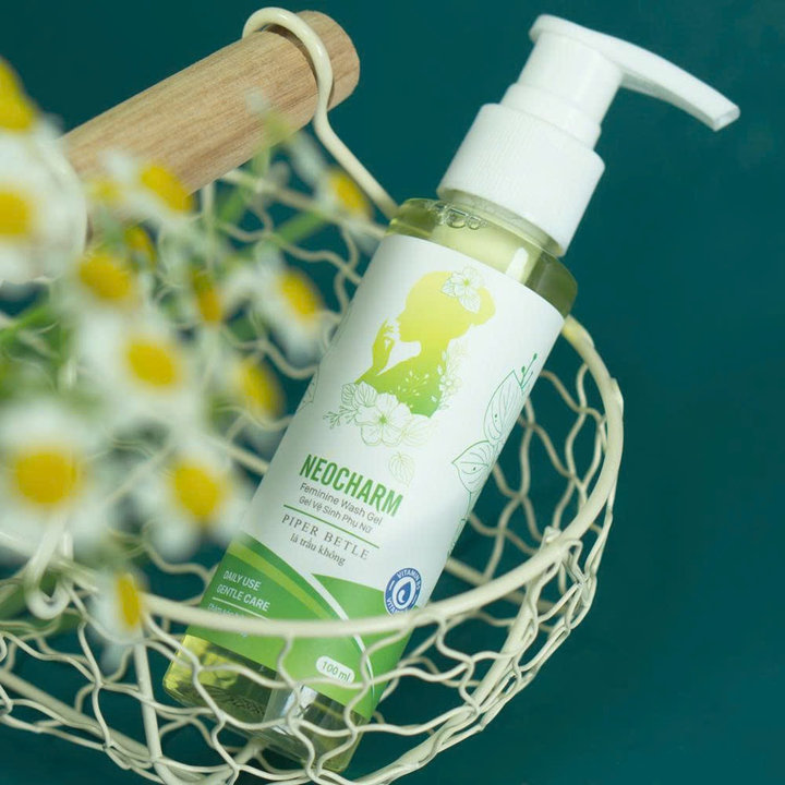 Alternative view of Gel Vệ Sinh Phụ Nữ Neocharm Trầu Không 100ml