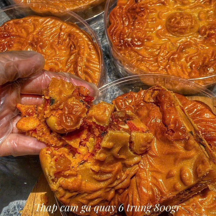 Alternative view of Bánh Trung Thu Gà Quay Thập Cẩm 8 Trứng Thượng Hạng 600g - Winnie House