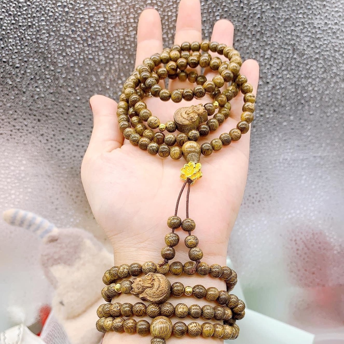 Alternative view of Vòng Tay Trầm Hương Tốc Thiên Nhiên Phối Hồ Ly - Charm Sen Xi Vàng - Thắng Giang