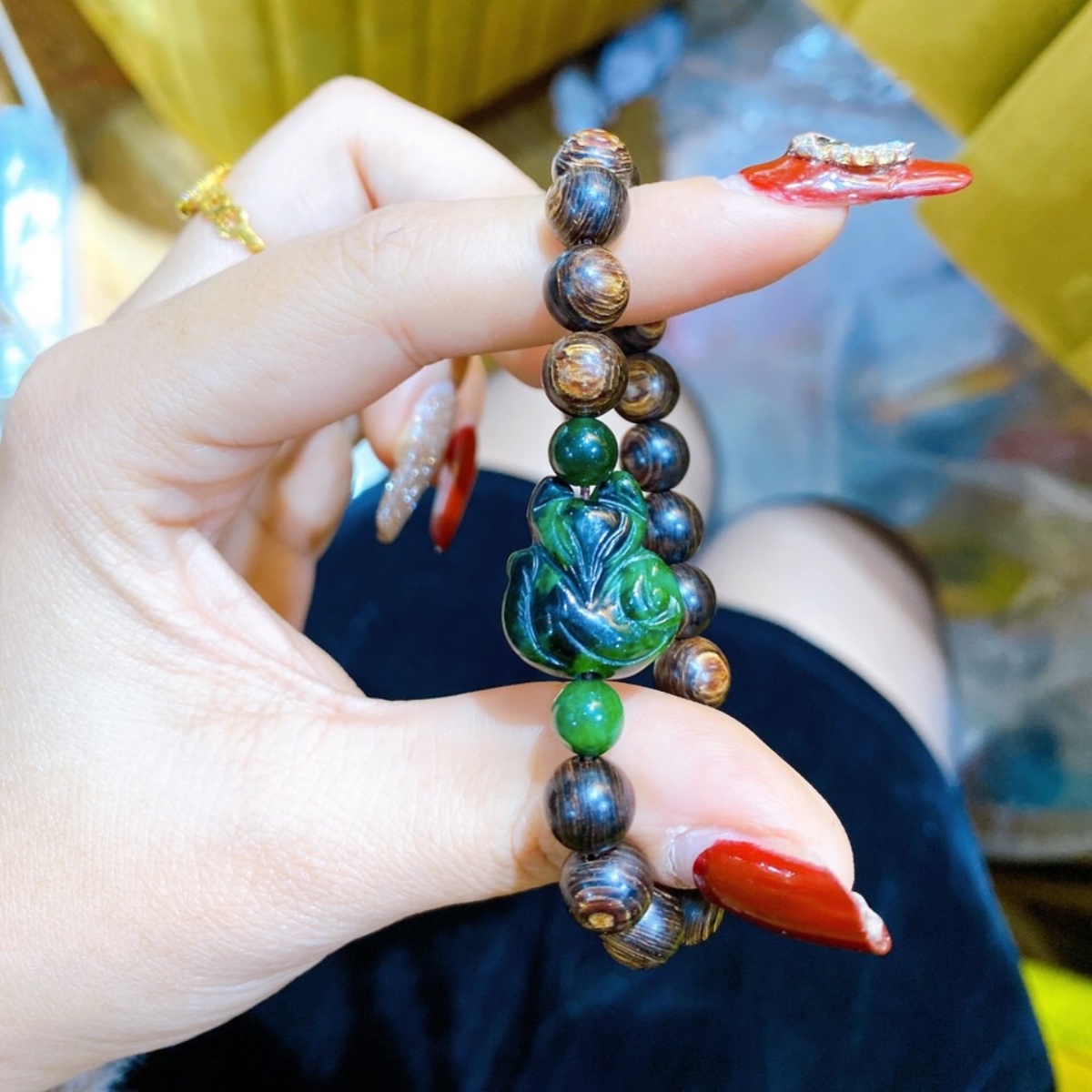 Alternative view of Vòng Tay Hồ Ly Ngọc Cẩm Thạch Sơn Thủy Thiên Nhiên Mix Trầm Hương Sánh Chìm - Thắng Giang