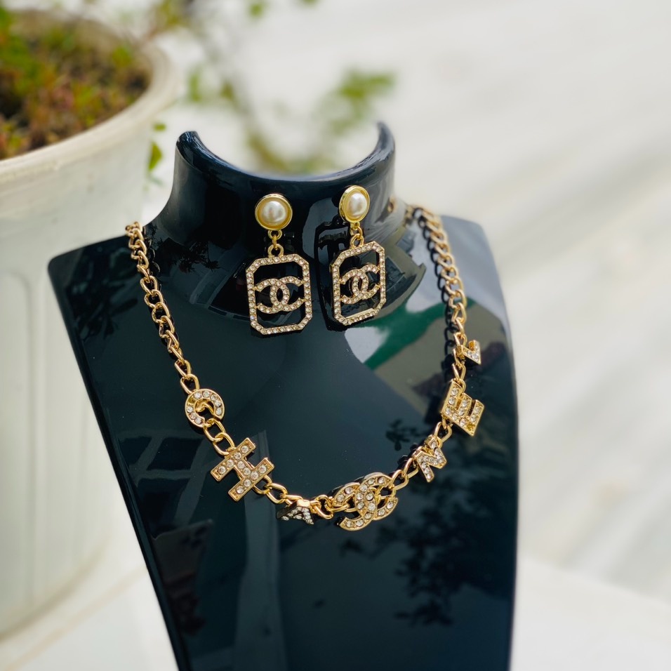 Alternative view of Set Vòng Cổ Xích Mảnh Có Logo Chữ Chanel Mix Khuyên Tai Ngọc Bo Viền Đính Đá S238 - Lady's Passion