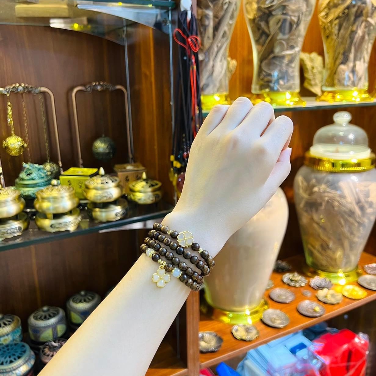 Alternative view of Vòng Tay Trầm Tốc Phối Charm Cỏ Bốn Lá Xi Tĩnh Điện - Thắng Giang