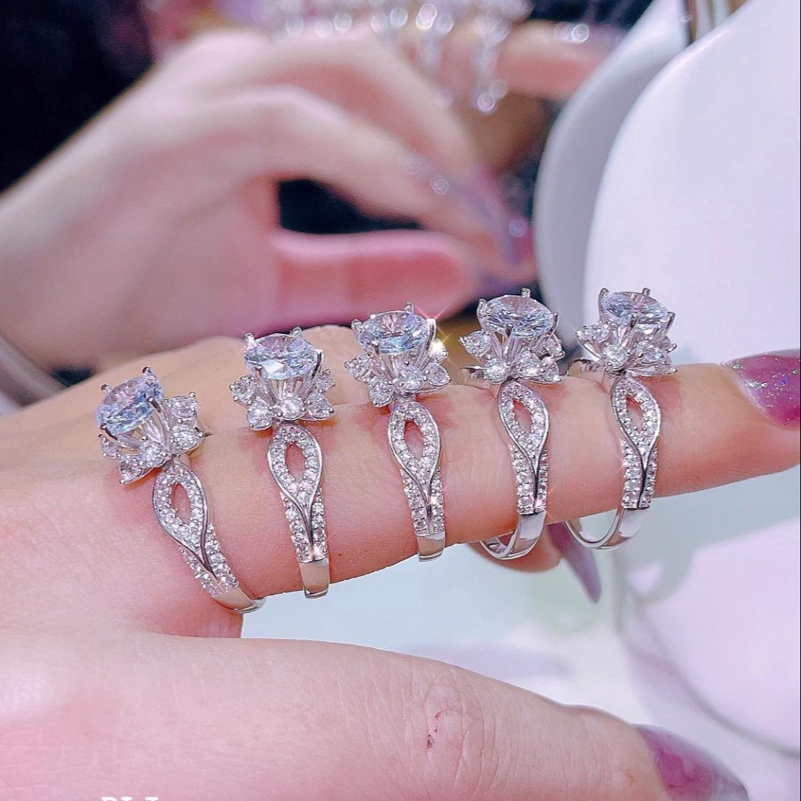 Alternative view of Nhẫn Bạc Hoa Đính Kim Cương Moissanite Tặng Kèm Kiểm Định Quốc Tế - Thắng Giang