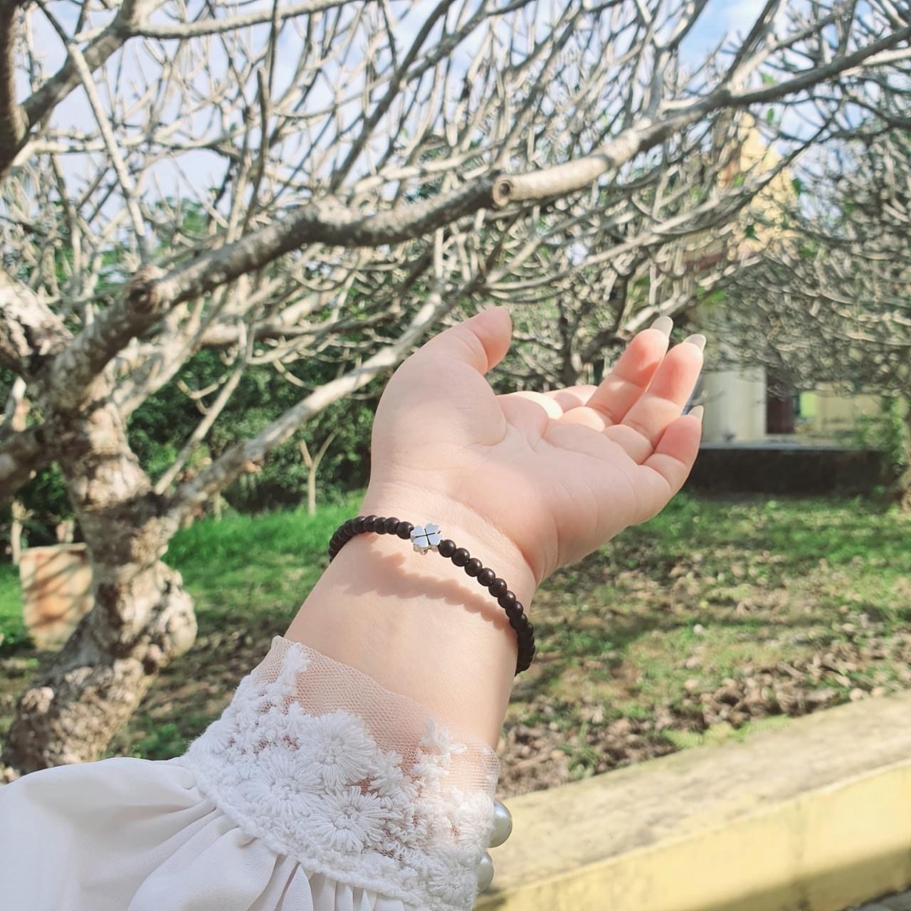 Alternative view of Vòng Tay Trầm Hương Tốc Phối Charm Cỏ Bốn Lá Bạc Ta Chuẩn - Thắng Giang