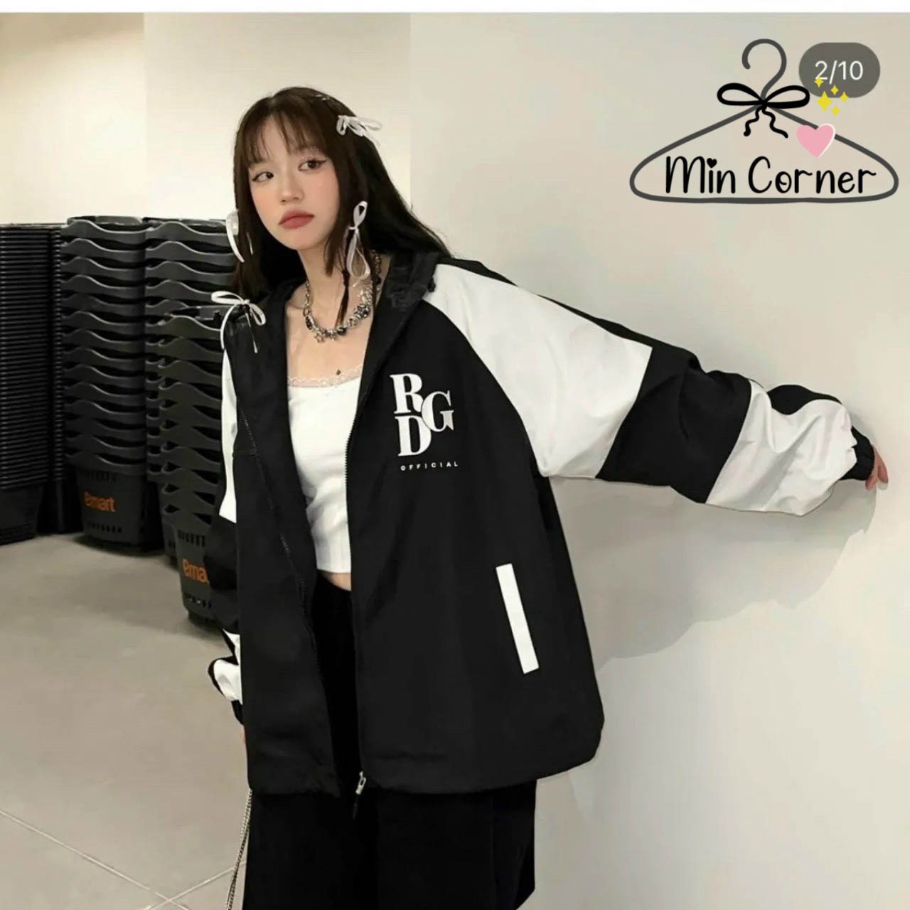 Áo Khoác Dù Unisex Đen Phối Trắng Chữ Regods Mak21 - Min Corner