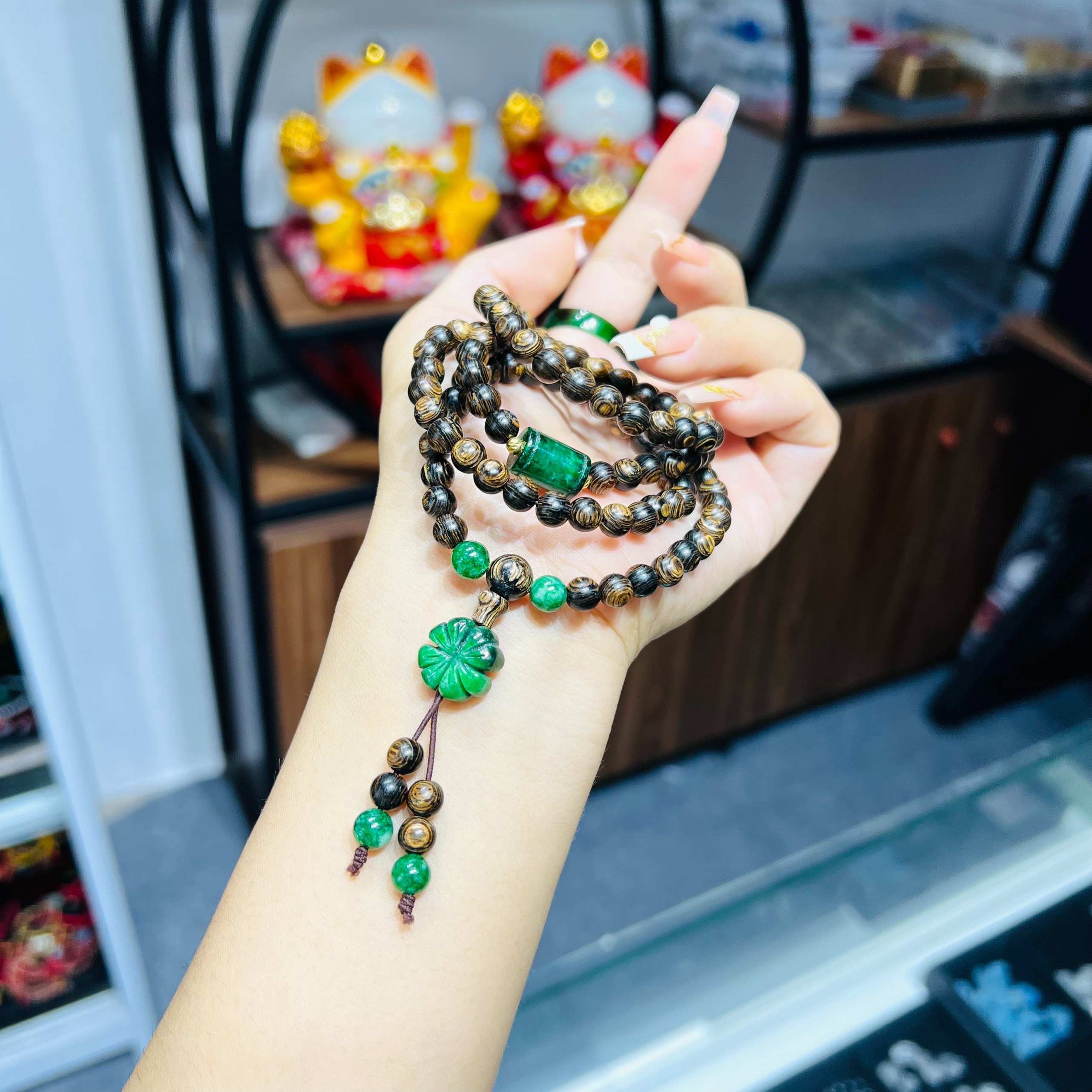 Alternative view of Vòng Tay Trầm Hương Sánh Phối Charm Lu Thống Cỏ Bốn Lá Ngọc Cẩm Thạch Loại 2 - Thắng Giang