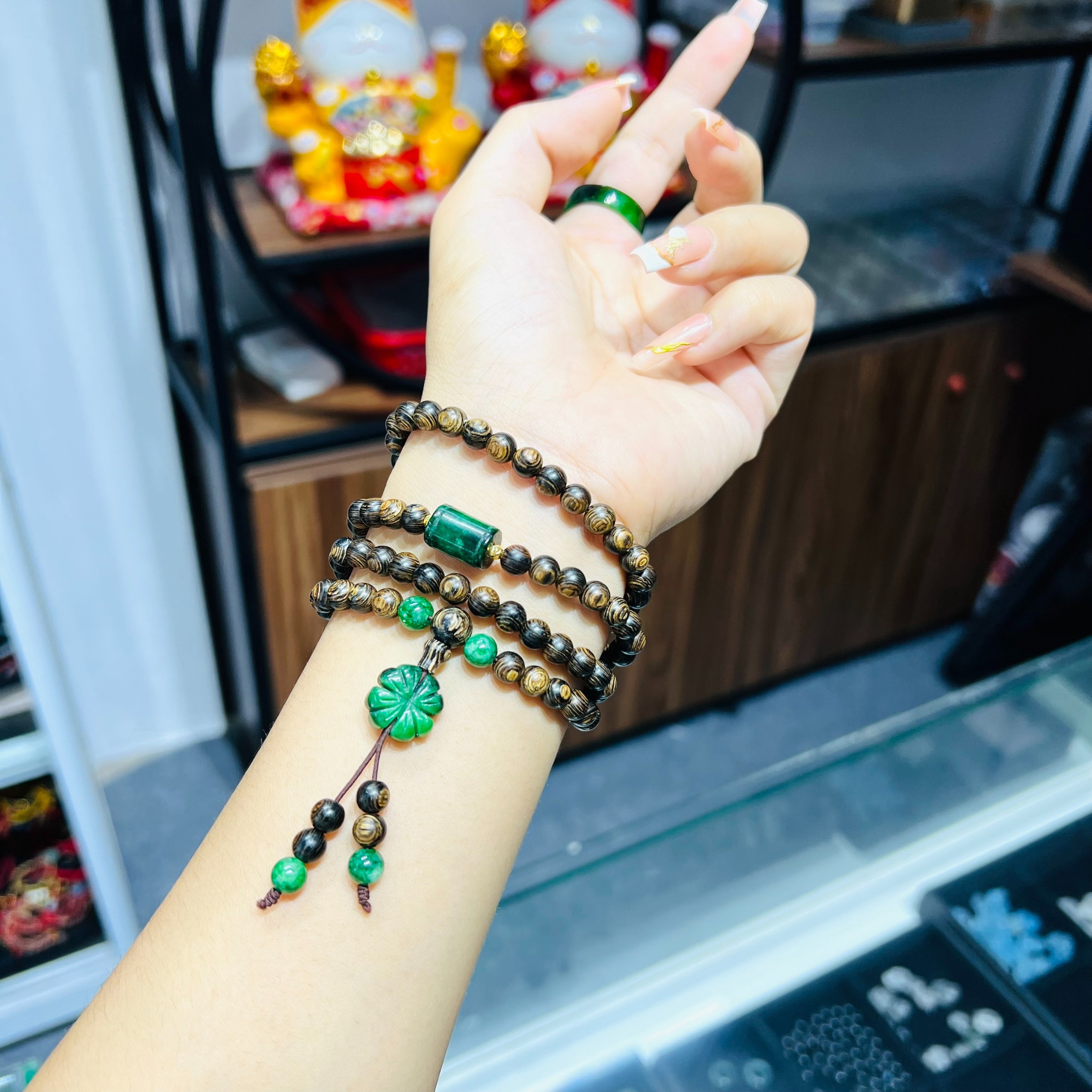 Vòng Tay Trầm Hương Sánh Phối Charm Lu Thống Cỏ Bốn Lá Ngọc Cẩm Thạch Loại 2 - Thắng Giang