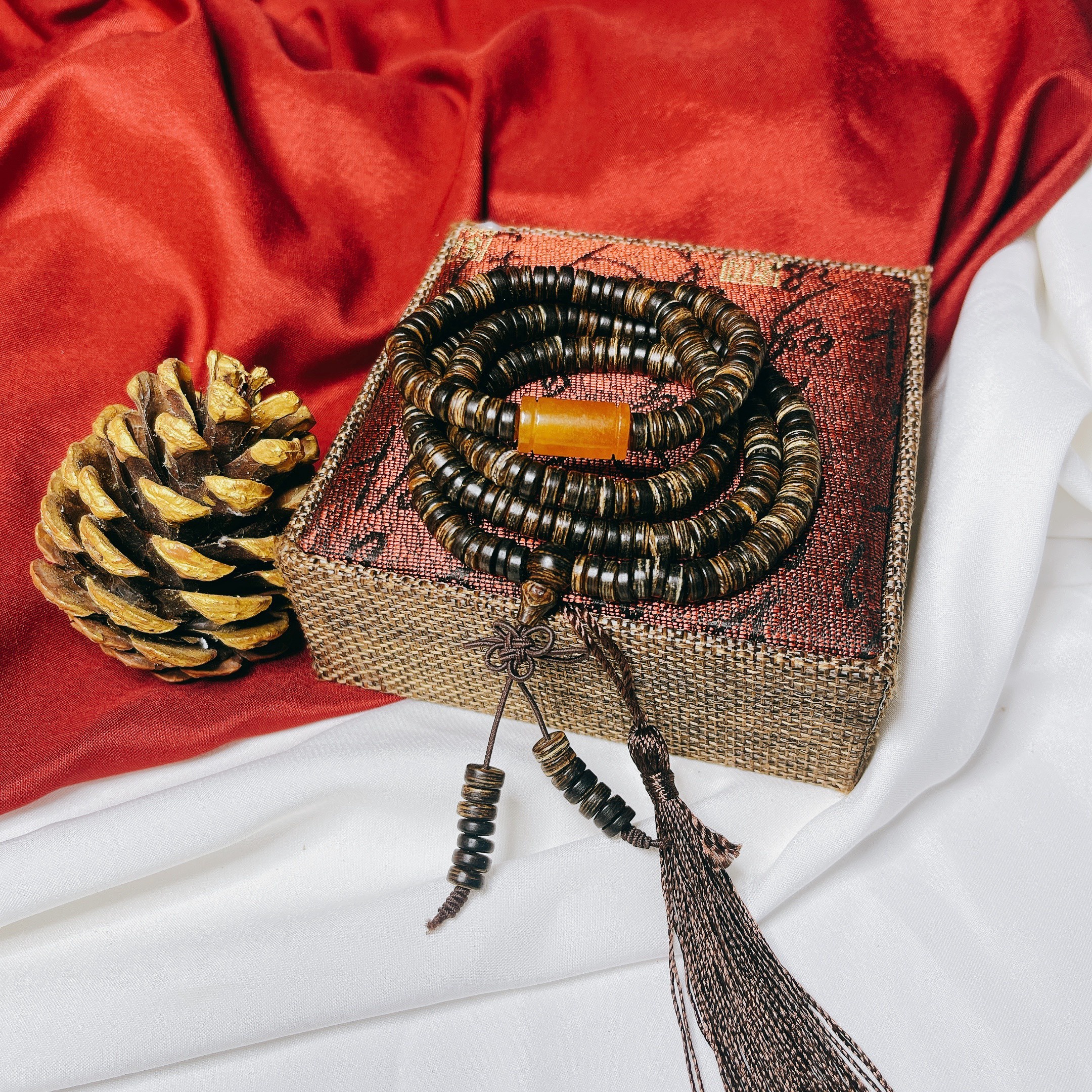 Alternative view of Vòng Tay Trầm Hương Sánh Chìm Phối Lu Thống Cẩm Thạch Vàng Thiên Nhiên - Thắng Giang