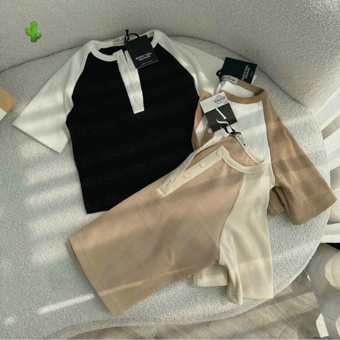Alternative view of Áo Thun Nữ Croptop Cổ Tròn Tay Ngắn Phối Màu Cổ Đơm Nút - Ausa House