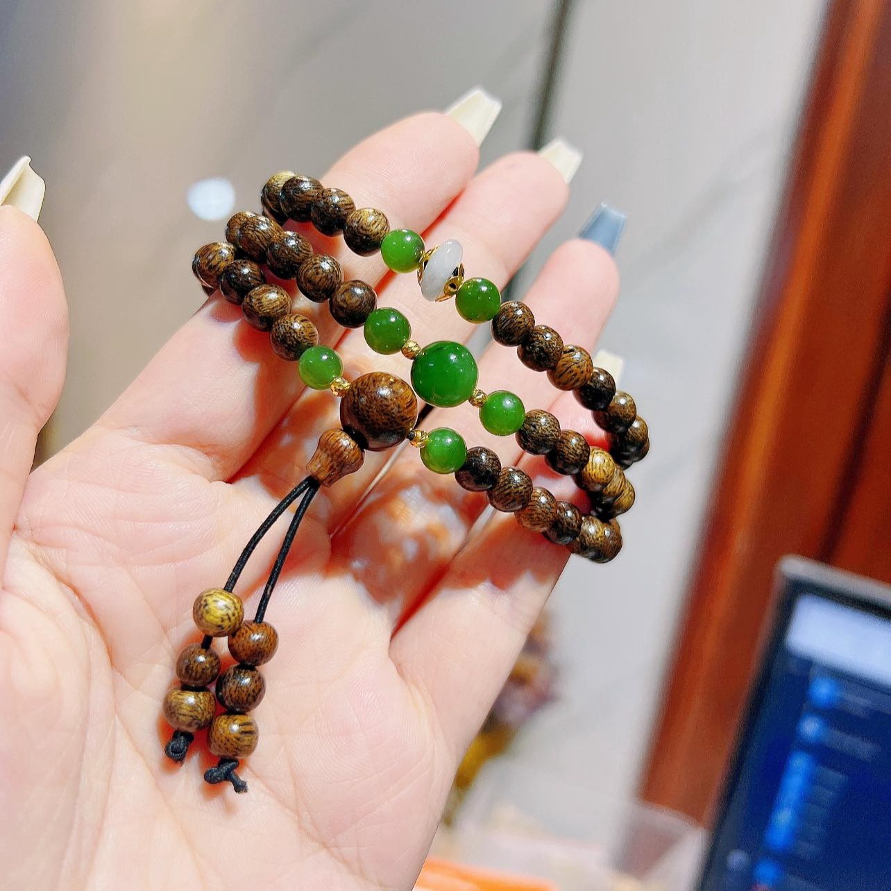 Alternative view of Vòng Tay Trầm Hương Tốc Thiên Nhiên Phối Điếu Cẩm Thạch Ốp Charm - Thắng Giang