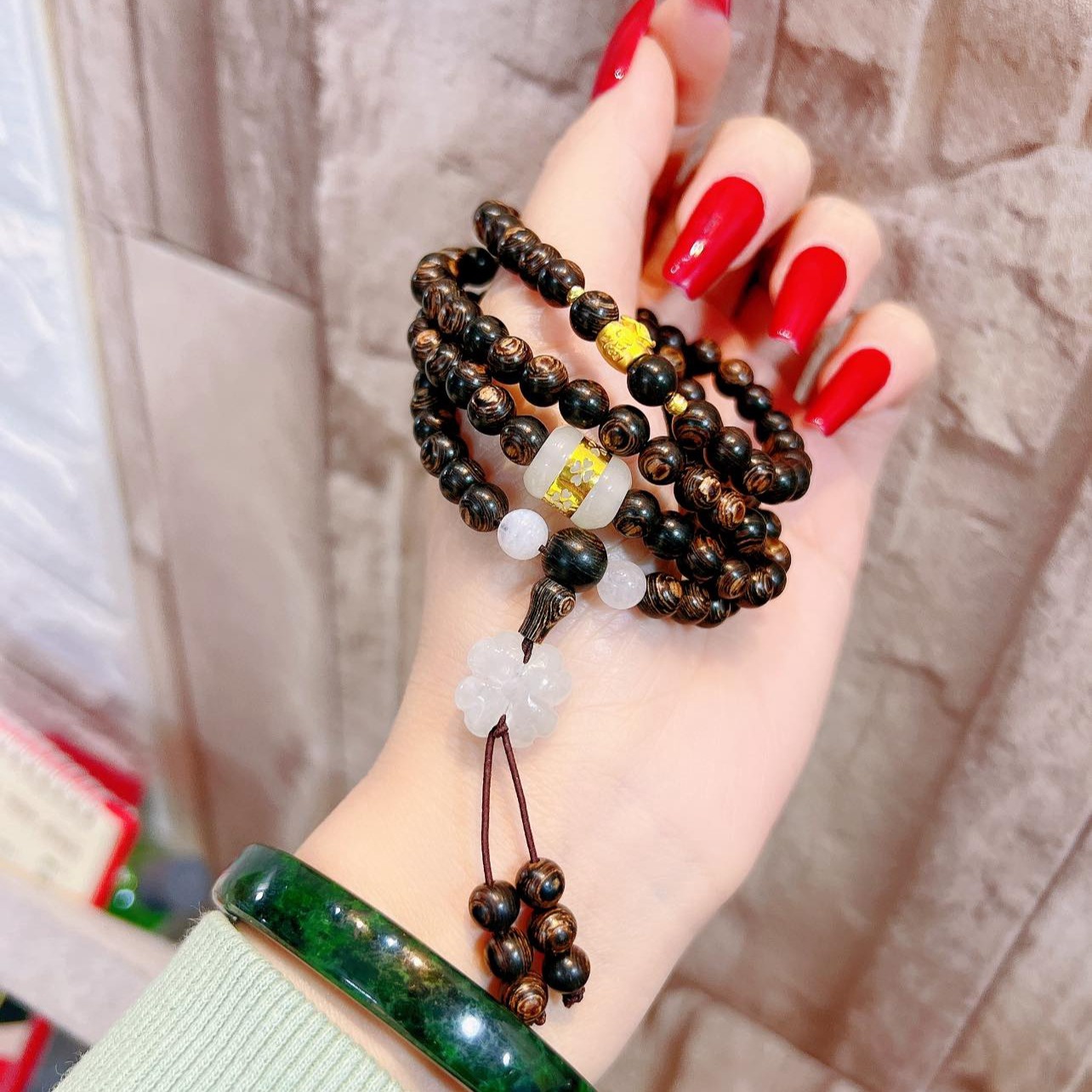 Vòng Tay Trầm Sánh Chìm Phối Charm Vàng Tay 24 Kara Và Cẩm Thạch - Thắng Giang
