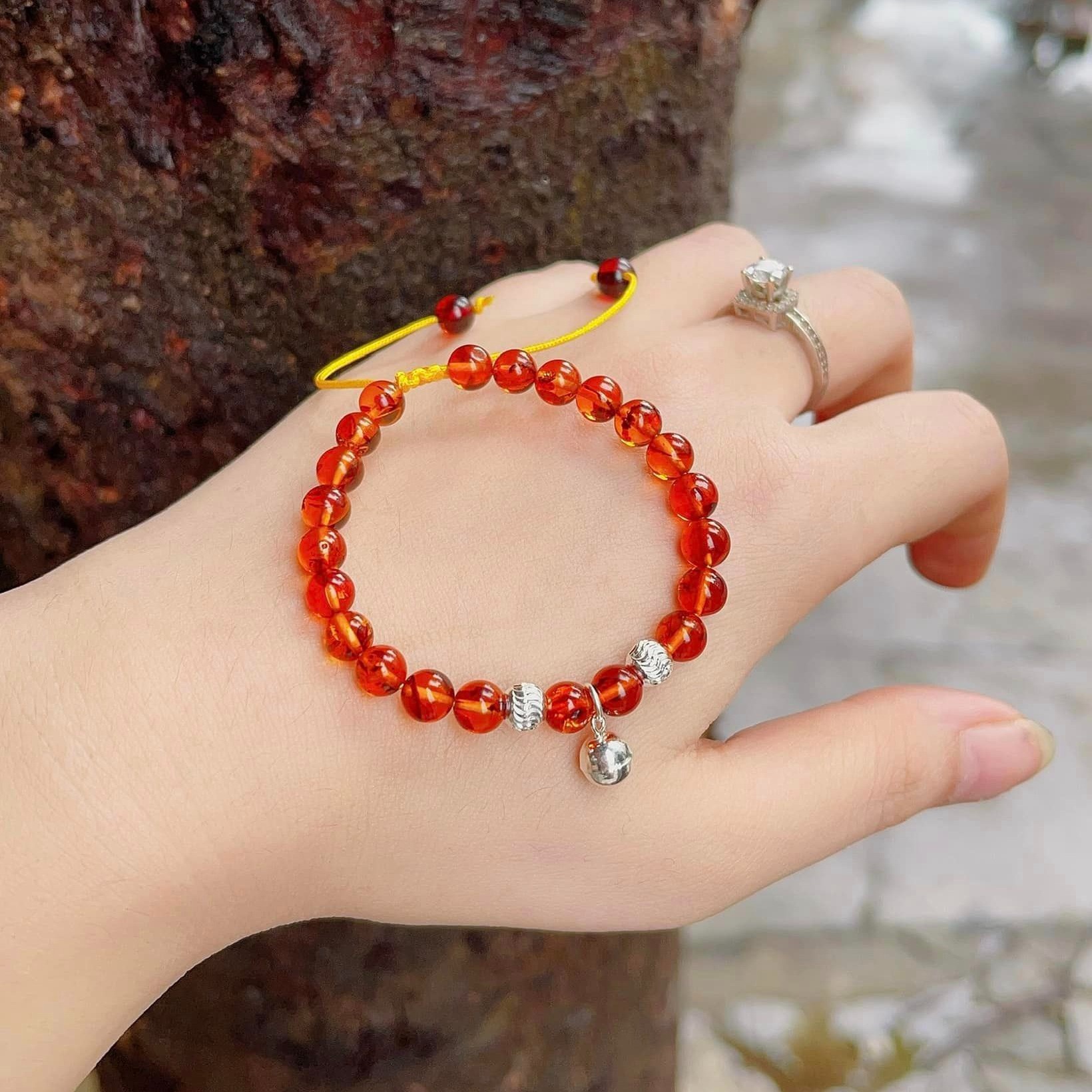 Vòng Tay Hổ Phách Huyết Thiên Nhiên Phối Chuông Bạc Ta - Thắng Giang